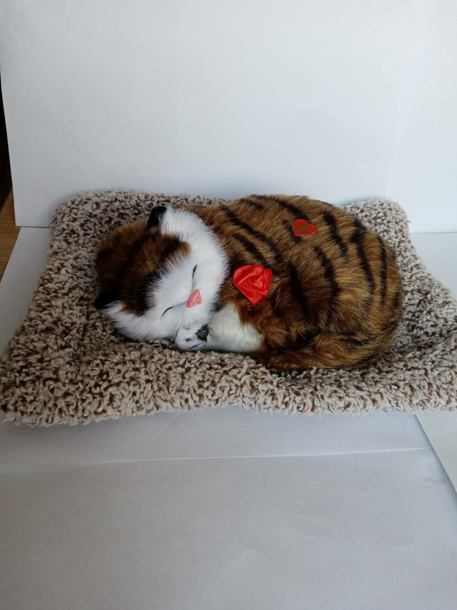 Мягкая игрушка (28см. х19см) *Кошечка спящая на коврике, мяукающая*