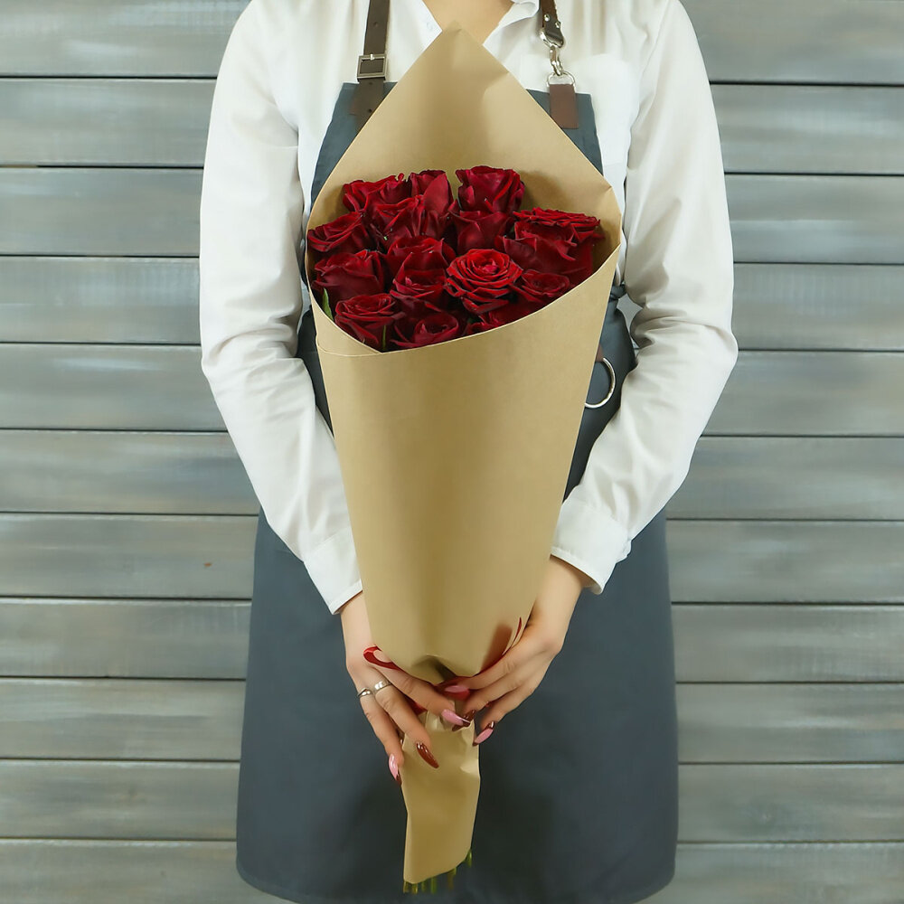 Букет живых цветов из 15 красных роз 60см. в крафте