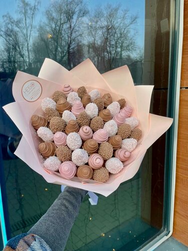 Изображение товара Букет с клубникой в молочном, розовом и белом шоколаде, кокос, темный воздушный рис, 800 г, Barbie, розовая упаковка