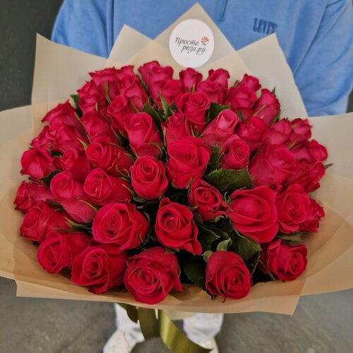 Розы Кения 49 шт красные в кремовой упаковке 37 см (на фото 51 шт)арт.12653