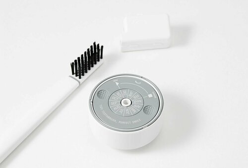 PIUMA Зубная щетка+подставка-календарь MEDIUM TOOTHBRUSH & BASE WITH CALENDAR PURE WHITE