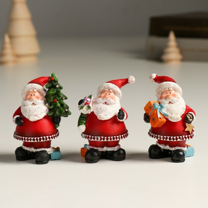 Сувенир полистоун "Дед Мороз в красном наряде с подарком" микс 65х5х4 см