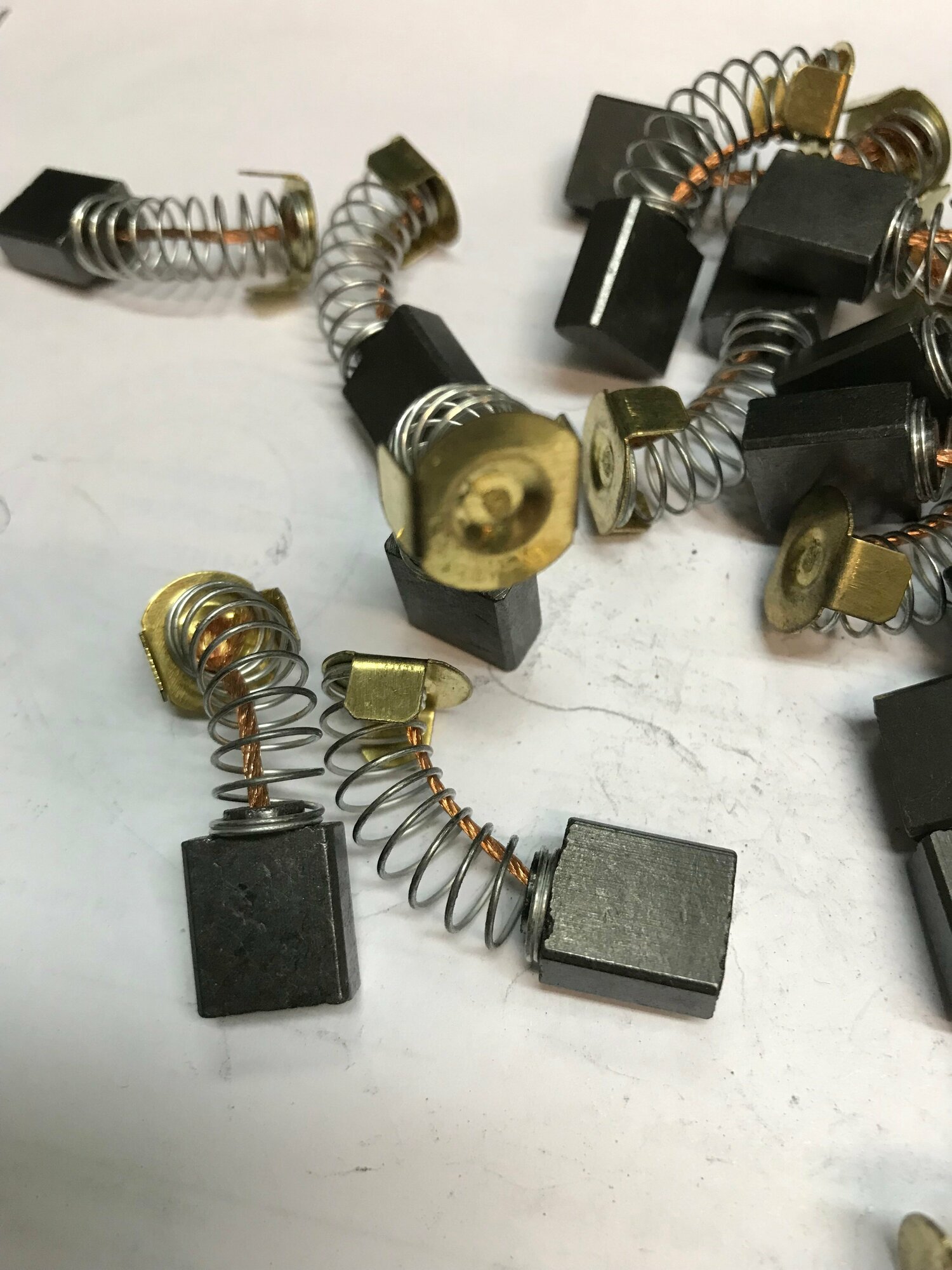 Щетки угольные 6x12 с графитом длина13 мм