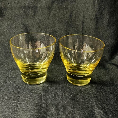 Две рюмки желтое стекло 1500₽
