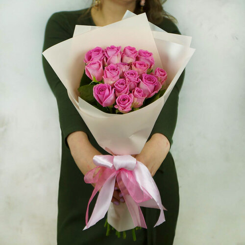 Изображение товара Букет живых цветов из 15 розовых роз в упаковке 70см