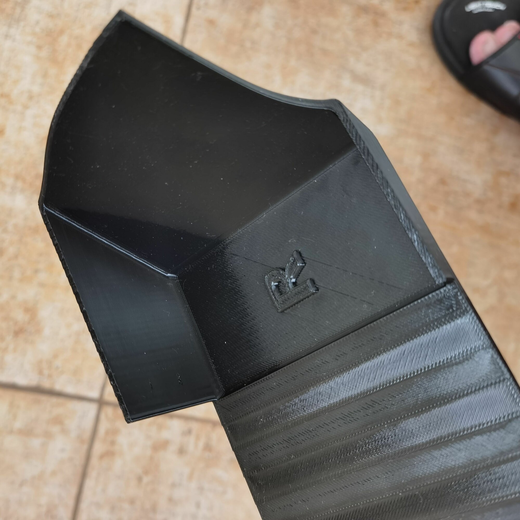 Адаптер переднего номерного знака для Jaecoo J8, черного цвета — фото 1