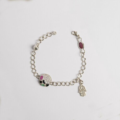 фото Браслет-цепочка corde серебряный браслет- цепочка "рука фатимы" с натуральными изумрудами, рубинами и сапфирами., серебро, 925 проба, родирование, рубин, сапфир, изумруд, длина 18 см.