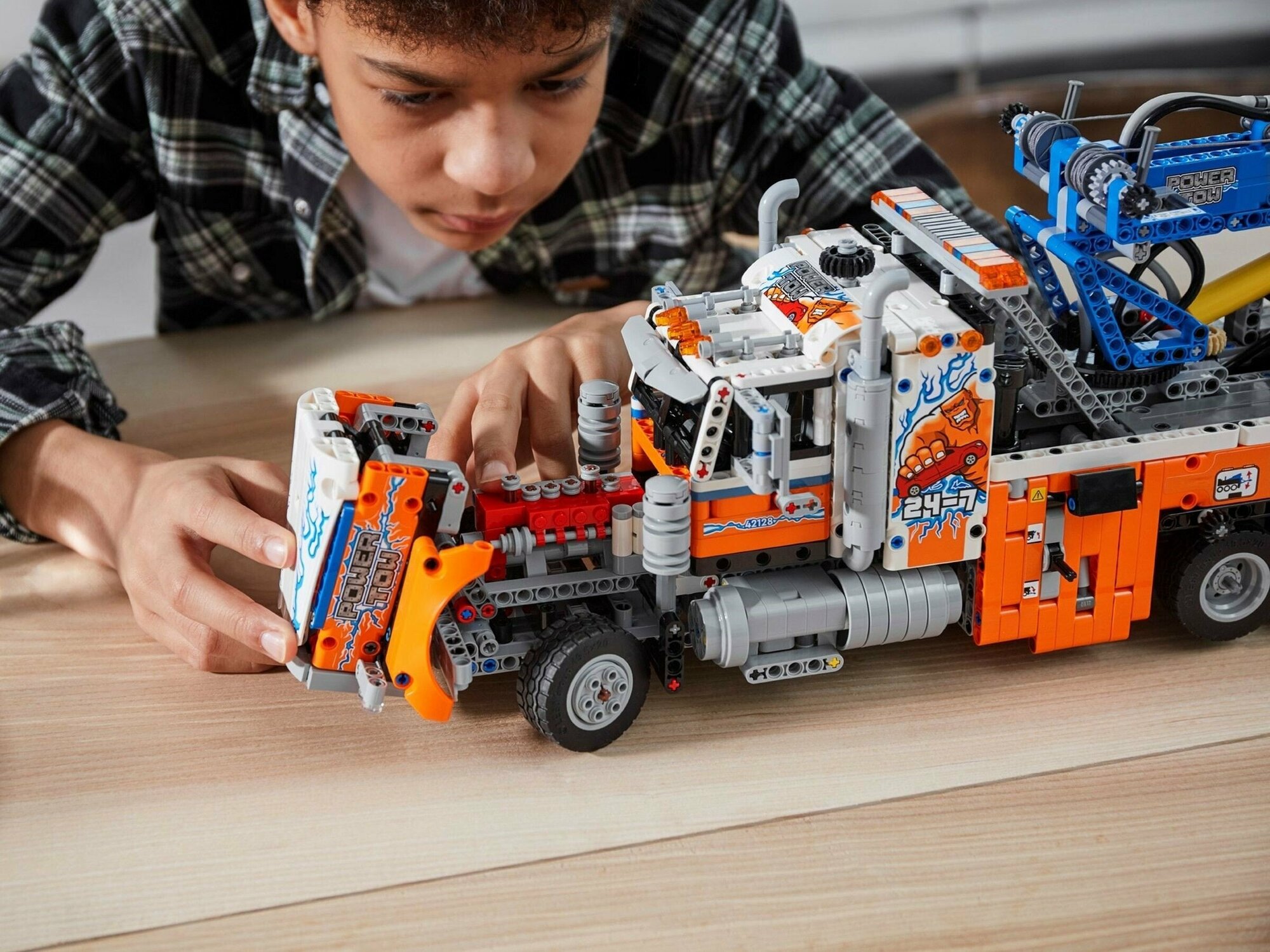 Конструктор LEGO Technic Грузовой эвакуатор - фото №10