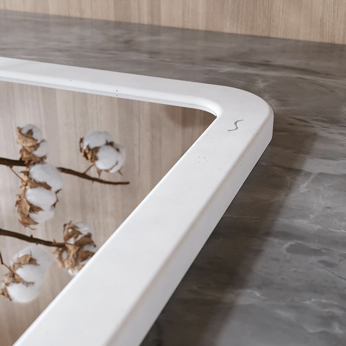 Зеркало для ванной Aura Square M настенное квадратное, на кожаных ремнях 60х60 см, бетон, белое матовое - фотография № 3