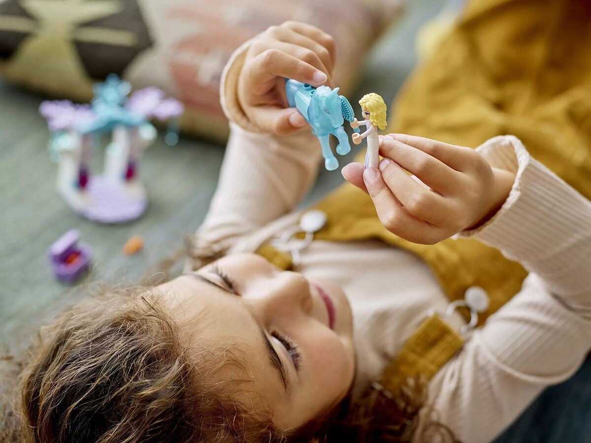 Конструктор LEGO Disney Princess 43209 "Ледяная конюшня Эльзы и Нокка" - фото №13