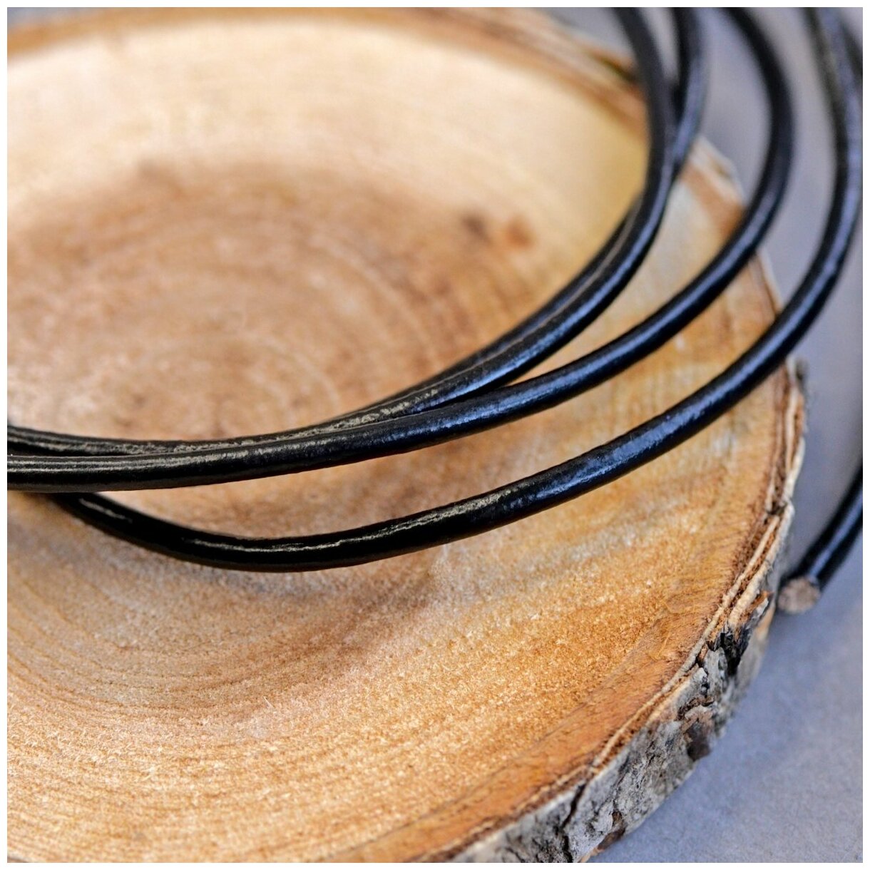 Шнур кожаный круглый 2.5 мм 3 метра для шитья / рукоделия / браслетов, цвет черный