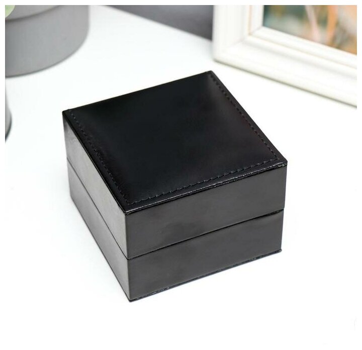 фото Шкатулка кожзам под часы 1 отделение "Строчка на чёрном" 7х9,5х9,5 см