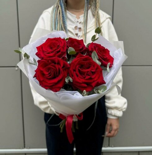 Изображение товара Букет с французской красной розой и эвкалиптом от Story Flowers 30х50
