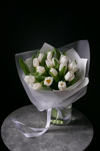 Изображение товара Монобукет клумба. москва, тюльпаны, оформление в аквабоксе, белый