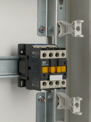 Изображение товара Контактор IEK КМИ-118, 18A, 230V, для управления освещением и нагревательными цепями