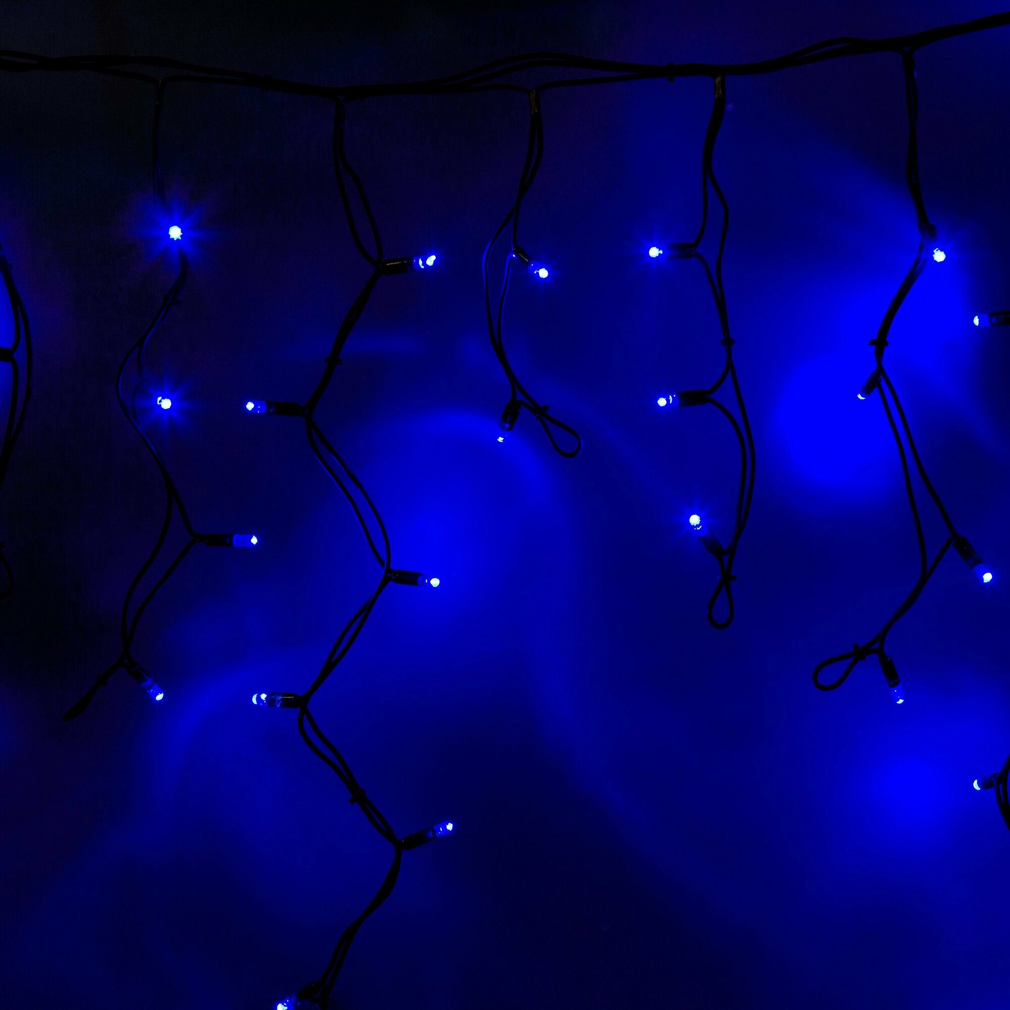 Светодиодная гирлянда "Бахрома" Neon-night 4х0.6 м, 128 синих светодиодов, постоянное свечение, черный каучуковый провод
