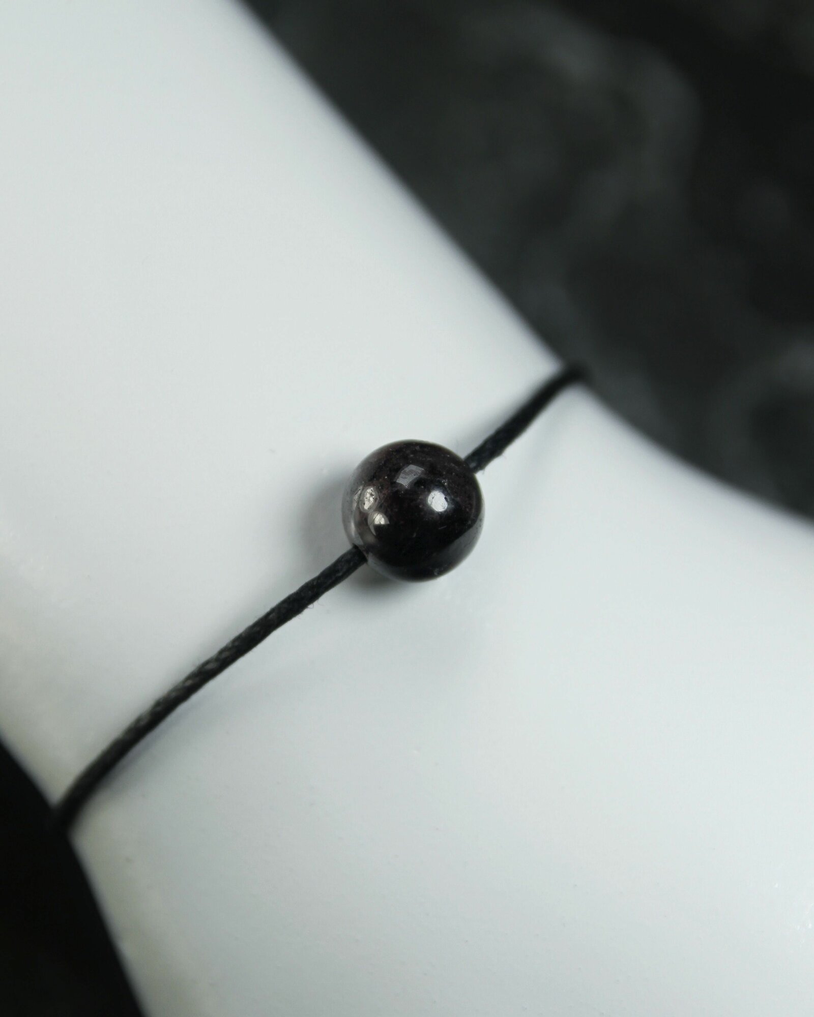 Браслет Grow Up Браслет талисман на черном шнурке с натуральным камнем Гранат, символ любви, 7.5 мм