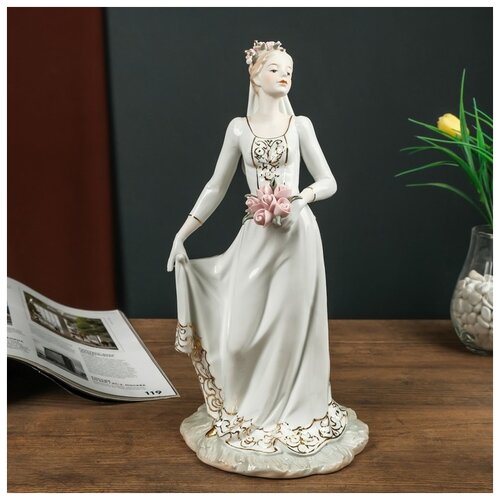фото Сувенир керамика "невеста в белом платье с золотыми узорами и букетом роз" 35х15х16 см сима-ленд