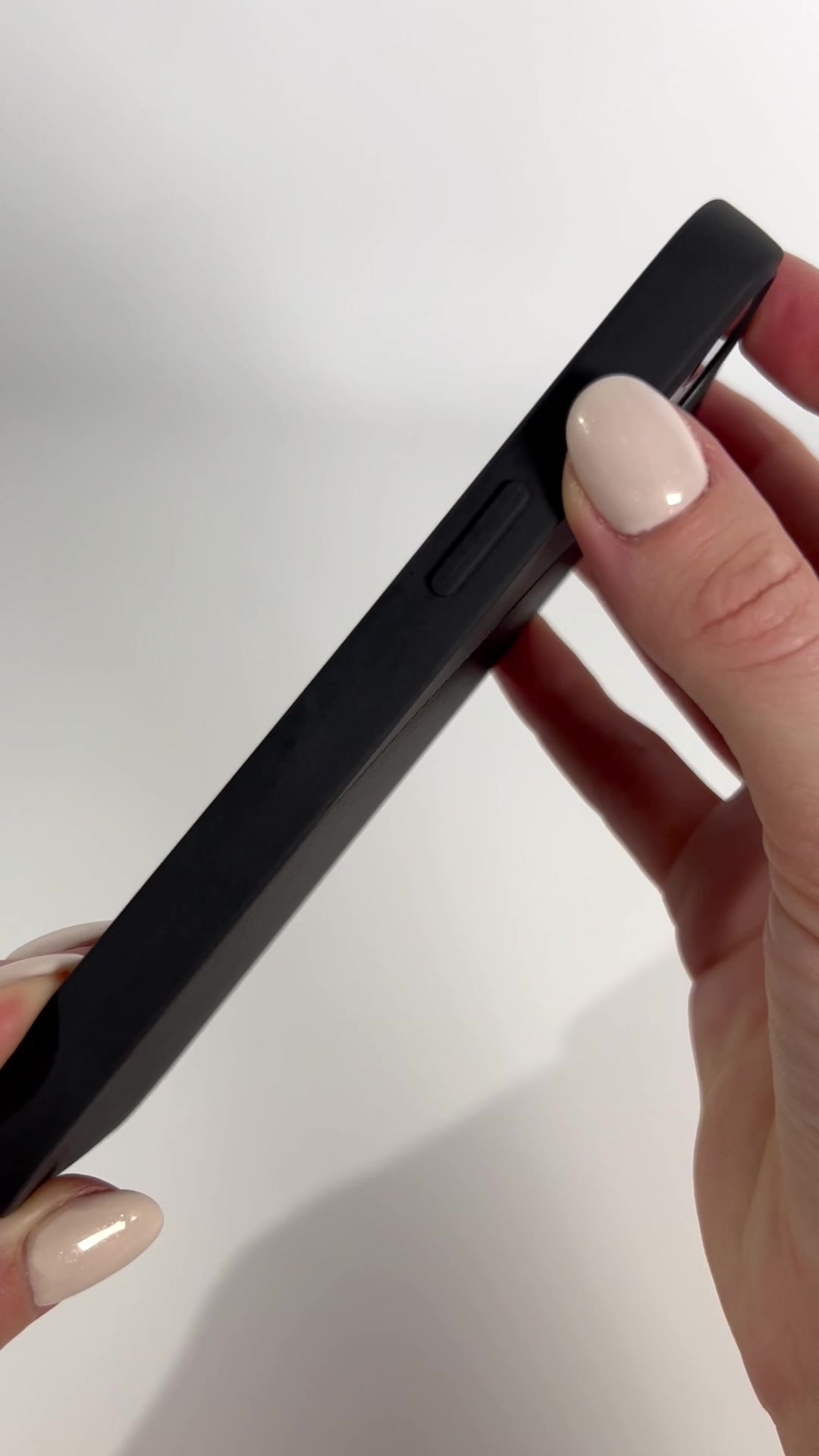 Силиконовый чехол для iPhone 13 / Айфон 13 матовый черный — фото 1