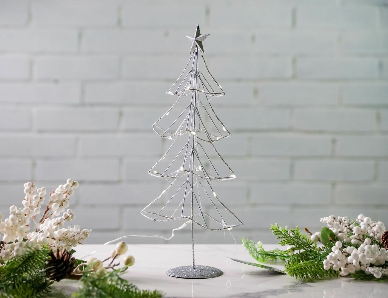 Декоративная светящаяся ёлка шассис сильвер металл 20 тёплых белых LED-огней 40 см батарейки Koopman International AMZ107070