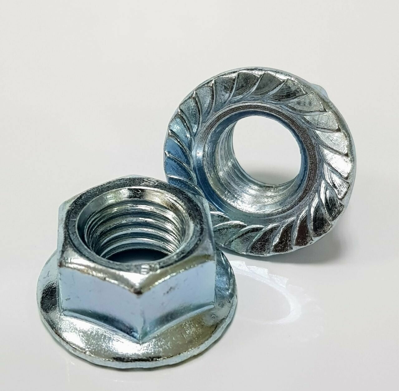 фото Гайка с фланцем М5 DIN6923 гайка фланцевая 8 шт