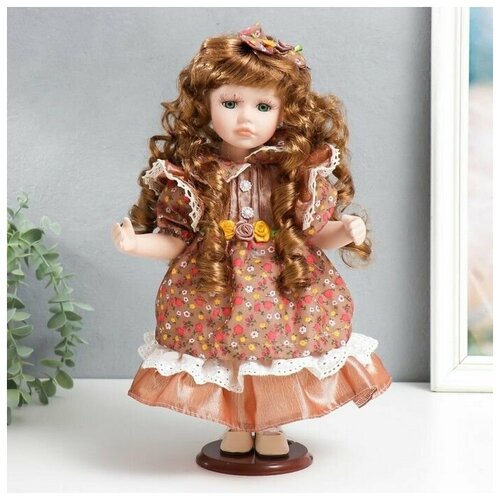 Кукла коллекционная керамика Тося в платье с мелкими цветочками, с бантом в волосах 30 см 758617 кукла коллекционная керамика анфиса в цветочном платье с бантом с корзиной 40 см
