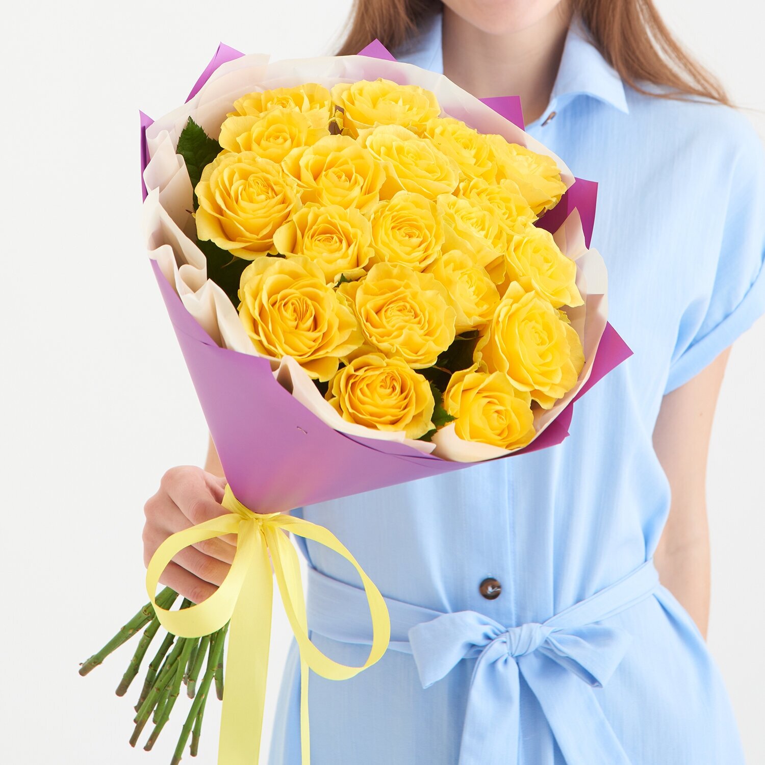 Букет из 19 желтых роз в дизайнерской упаковке
