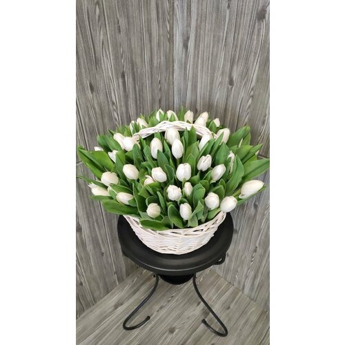Белые тюльпаны в корзине