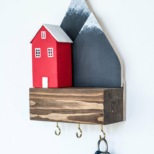 Ключница с полкой из натурального дерева Настенная для прихожей или коридора Цвет красный 3200₽