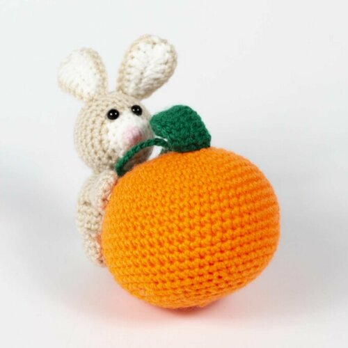 Игрушка ручной работы Зайка с Мандарином от Надежды Богатовой Амигуруми плюшевая вязаная игрушка заяц 699₽
