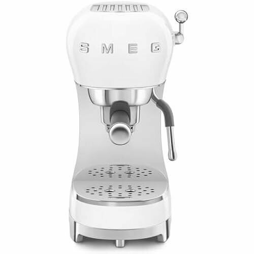 SMEG Кофемашина для эспрессо ECF02WHEU функция пара для капучино термоблок корпус для больших чашек и функция двойного кофе резервуар для воды 1 л удобная операционная система 1350 Вт белый 6488600₽