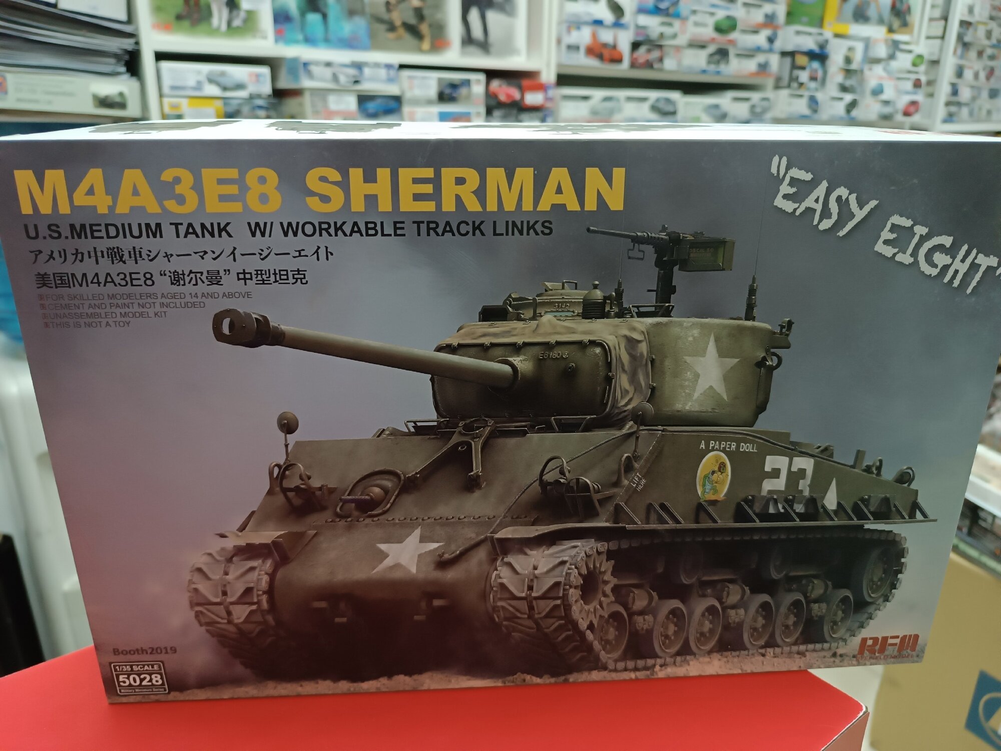 5028 Американский средний танк Sherman M4A3E8 с рабочими траками Сборная модель RFM 1:35