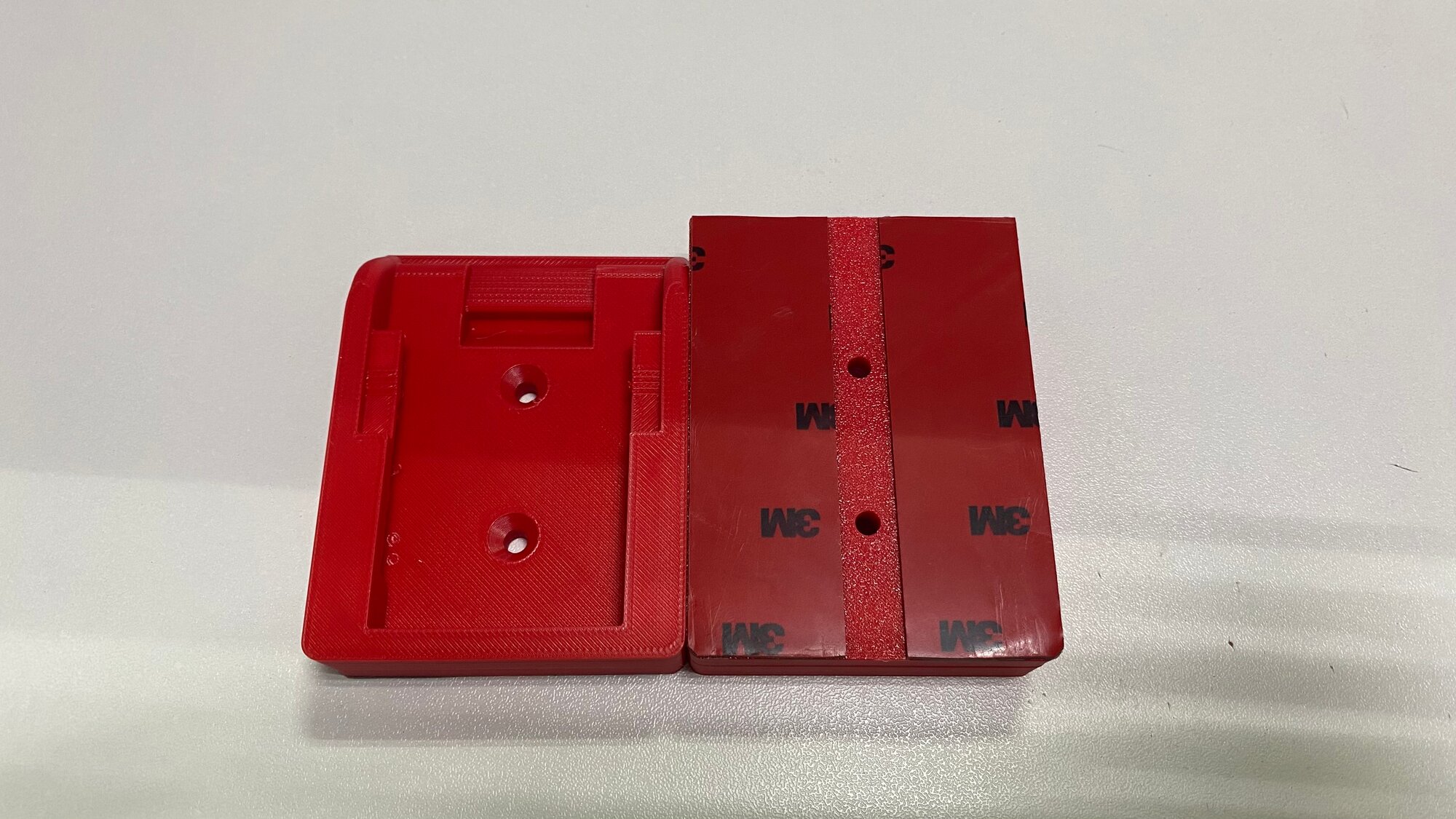 Настенный держатель для аккумуляторов DeWalt 2шт красный