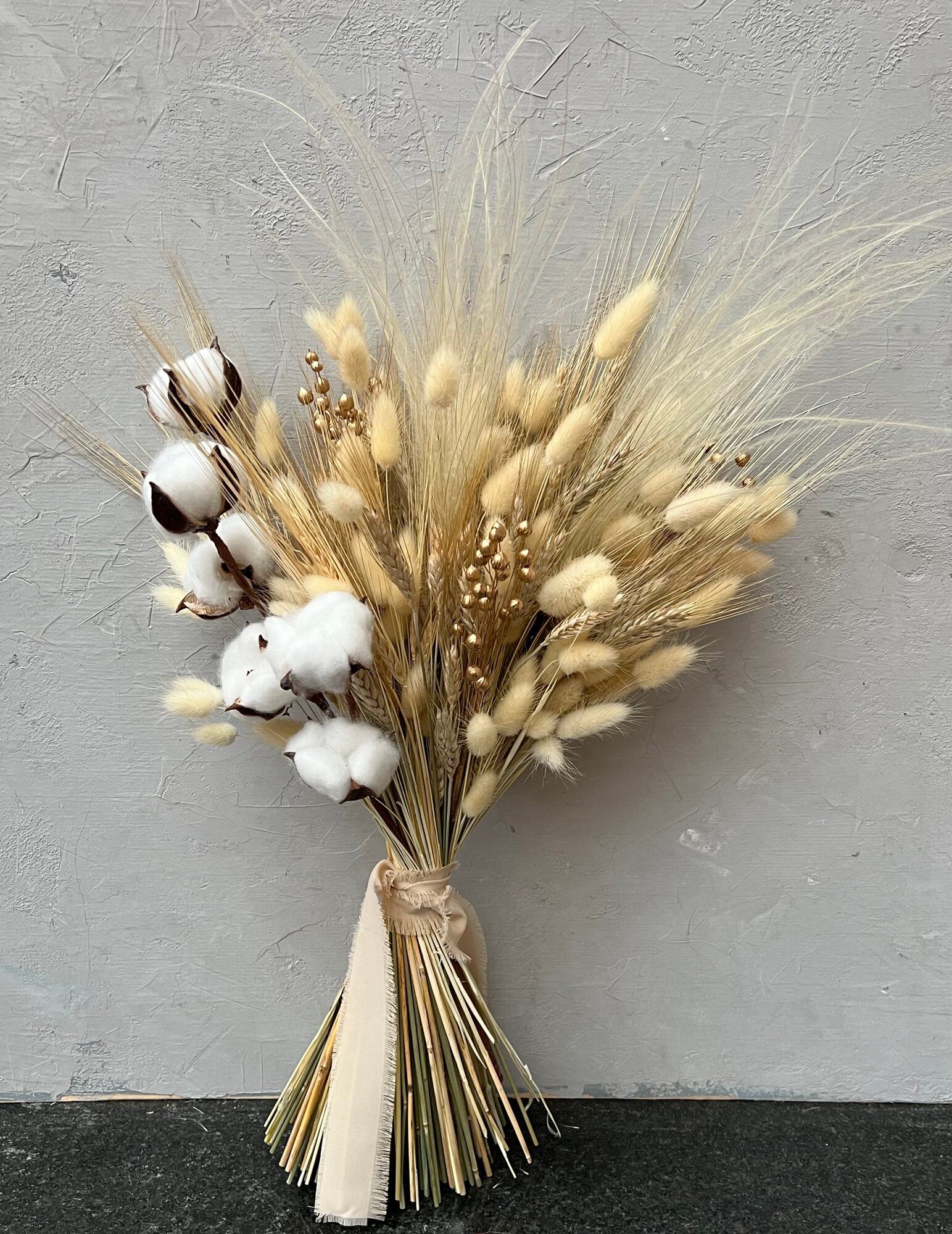 Букет интерьерный Цветок в руке «Париж» сухоцветы