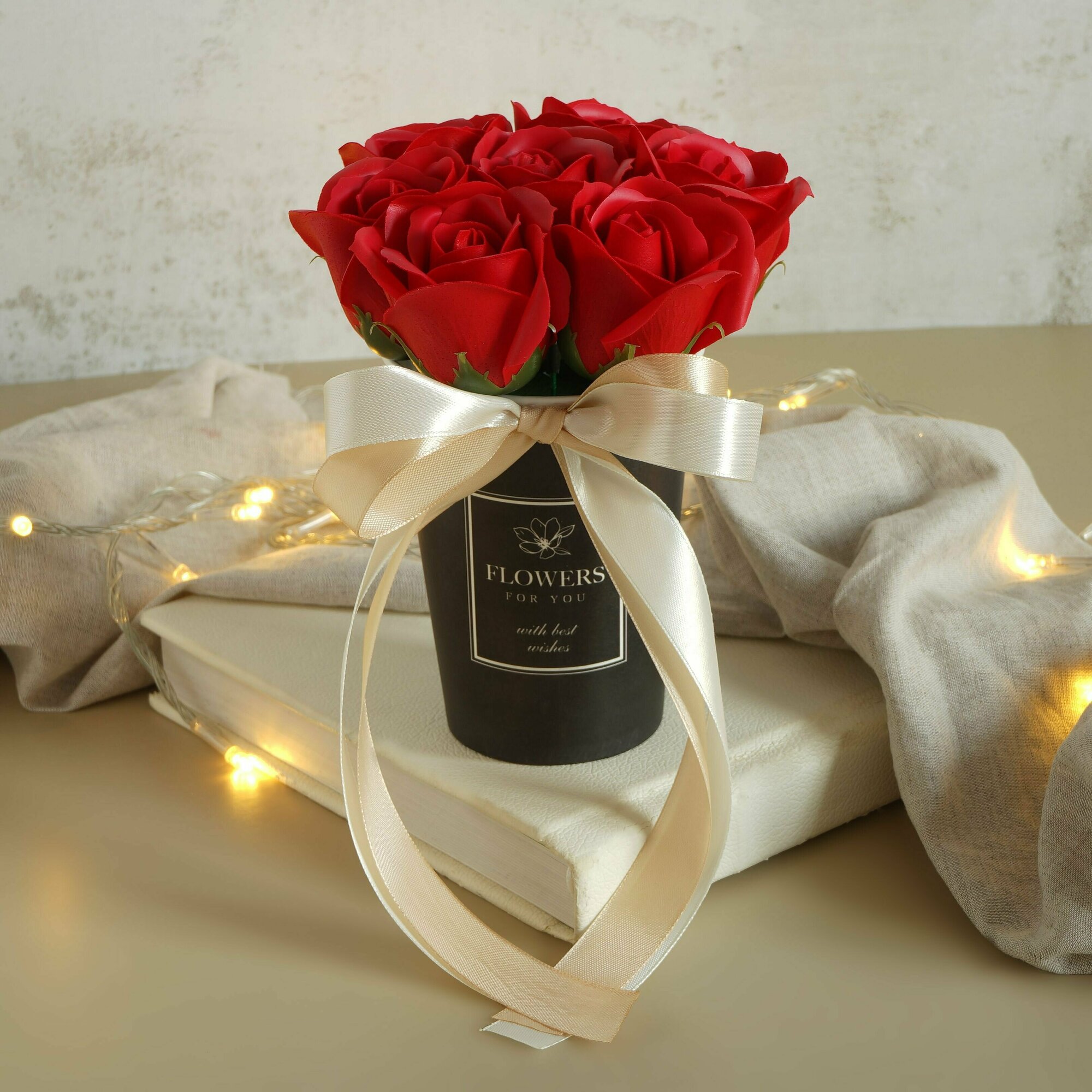 Подарочный букет из 7 мыльных роз в стаканчике