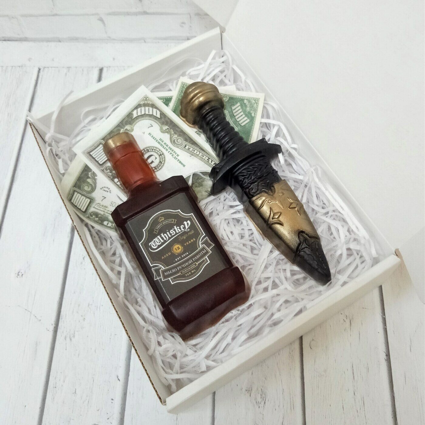 Подарочный набор "Мужской" Gifts Place: фигурное мыло ручной работы виски и кинжал. Подарок для мужчин