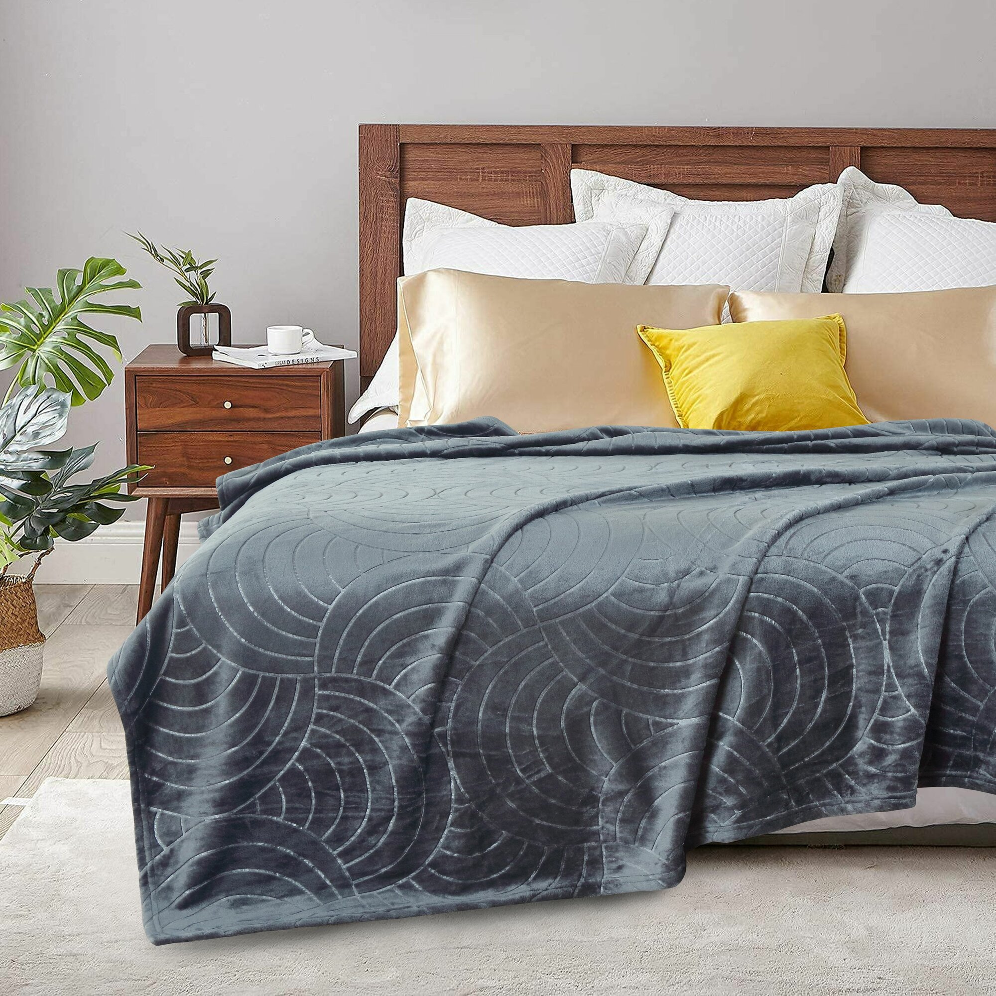 фото Плед 200х220 однотонный графит Cleo AURA покрывало на кровать и диван в атласной ленте велсофт