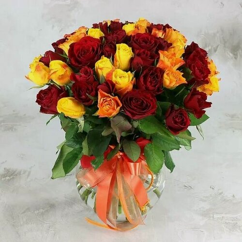 Изображение товара Букет живых цветов из 51 желтой красной розы 40см. от Букет Маркет
