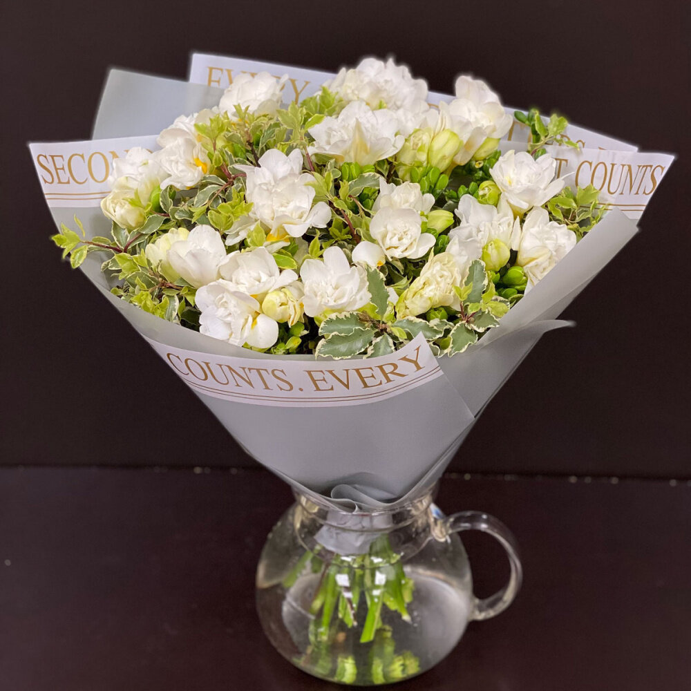 Букет Букет Маркет "Фрезии в стильной упаковке" ассорти высота 40 см