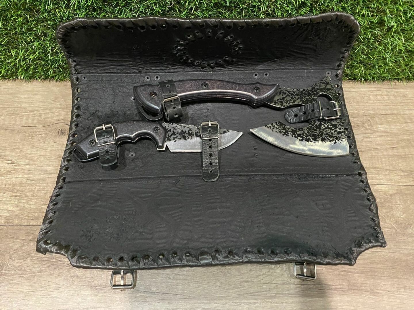 Сумка-смотка из натуральной кожи с топором и ножом (черная)