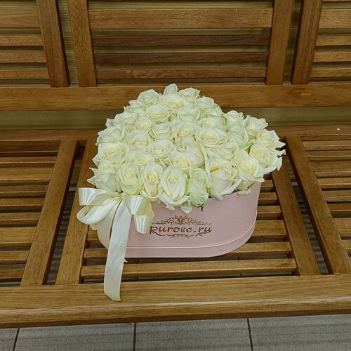 Изображение товара Живые цветы букет белых роз в коробке сердце 35 шт "Нежное сердце", сорт - Аваланж