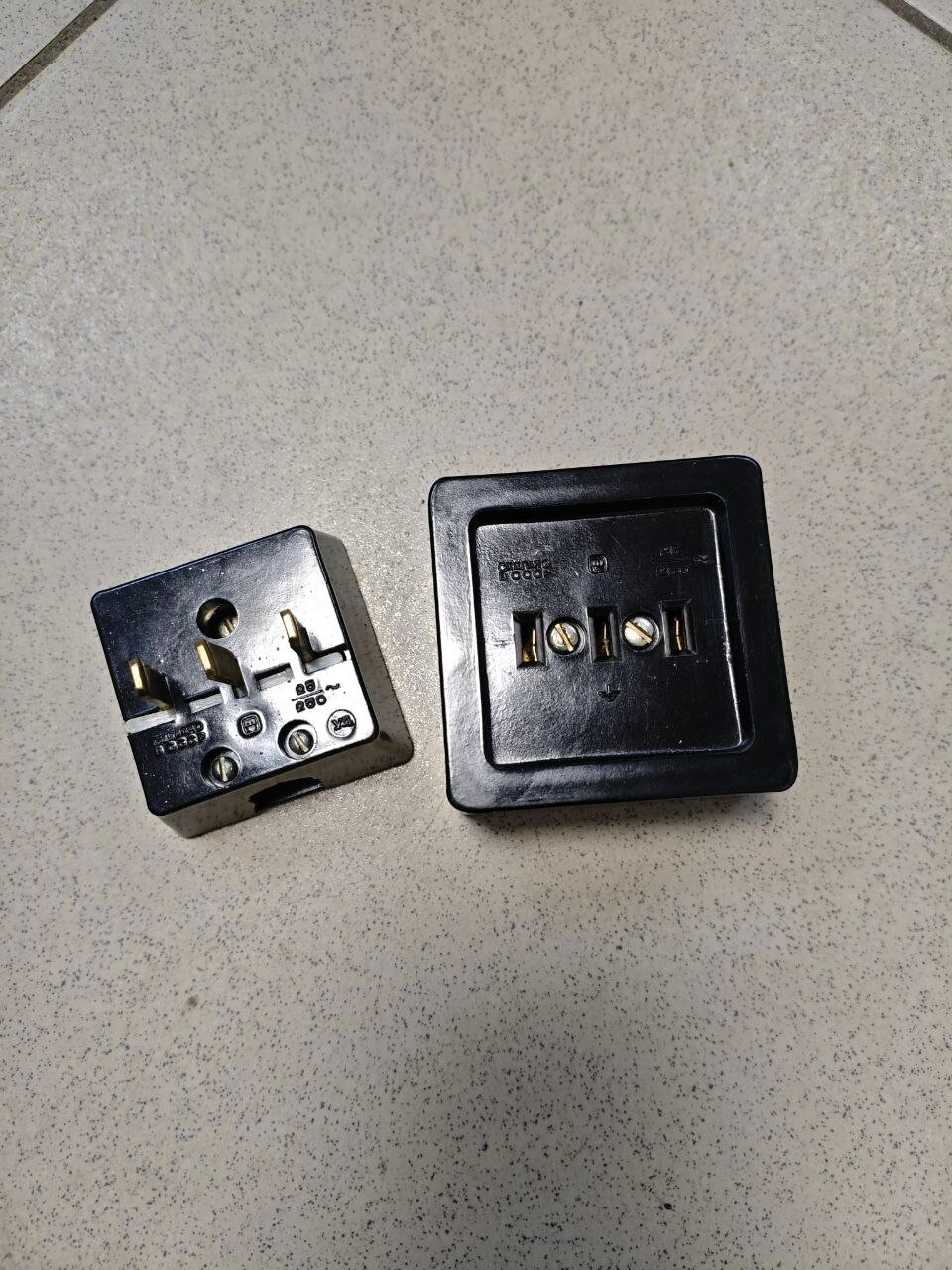 Разъем РШ-ВШ 220V черная карболитовая IP20 открытая установка квадратная