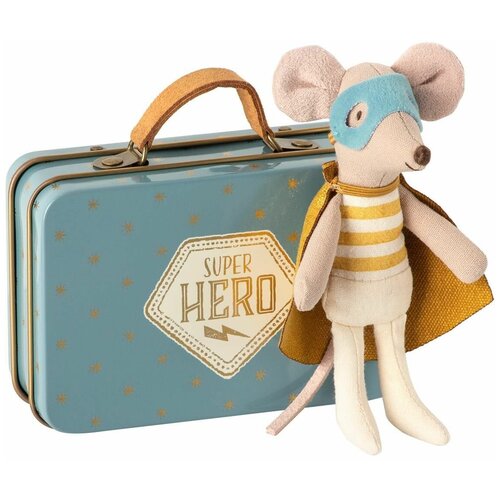 фото Мягкая игрушка maileg мышонок младший брат супергерой в чемодане 10 см