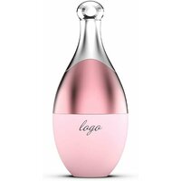 Удобно держать: компактный и легкий дизайн позволяет легко использовать прибор. Роликовая насадка для льда плавно скользит  ...