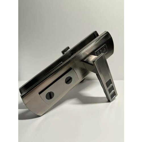 Дверные ручки на планке для металлических дверей