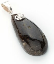 Стильный кулон из черного глянцевого янтаря в серебре "Массаи