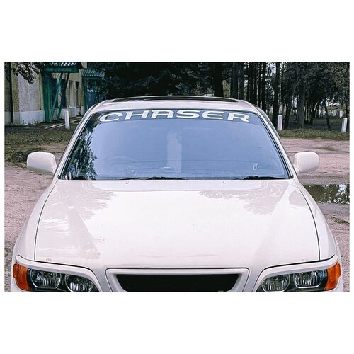 Наклейка полоса CHASER на лобовое стекло Тойота Чайзер белая на чёрном фоне