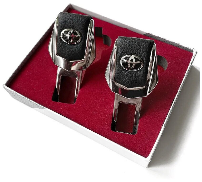Заглушки ремней безопасности для "Toyota" (Тойота). Натуральная кожа и хромированный металл. В подарочной упаковке комплект из 2 штук.