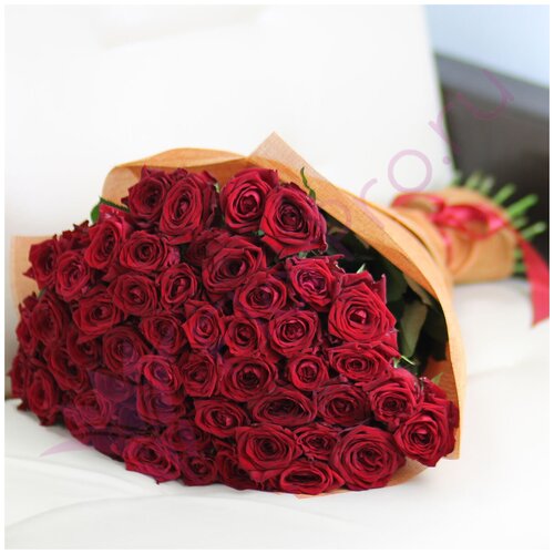 51 красная роза Ред Наоми в сетке 70 см