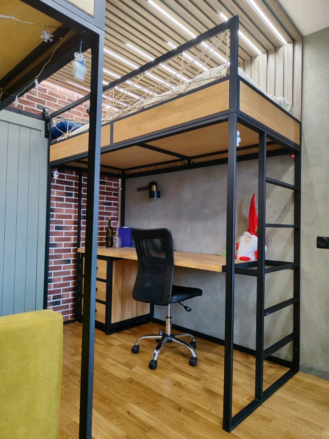 фото Кровать чердак с письменным столом в стиле лофт, дуб